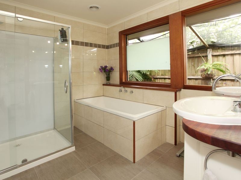 2 Blossom Walk, Croydon South VIC 3136