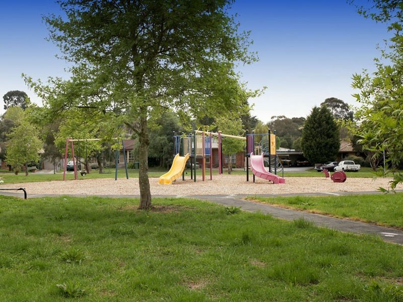 2 Blossom Walk, Croydon South VIC 3136