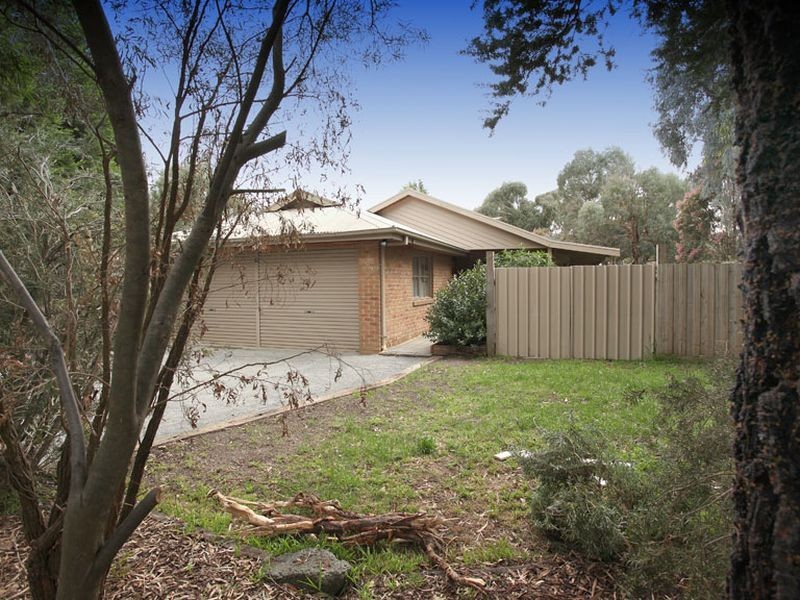 2 Blossom Walk, Croydon South VIC 3136