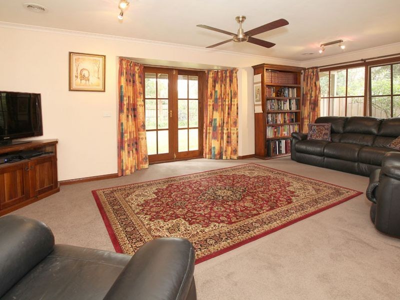 2 Blossom Walk, Croydon South VIC 3136