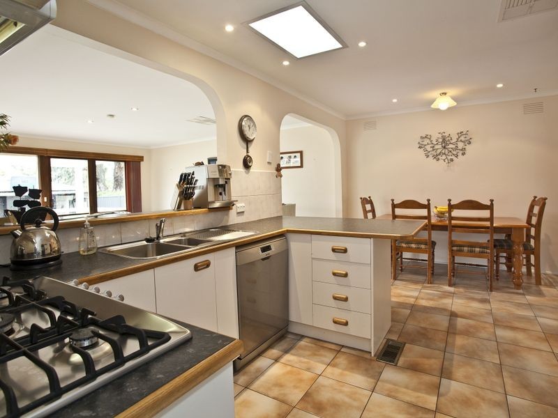 9 Dennis Street, Croydon VIC 3136