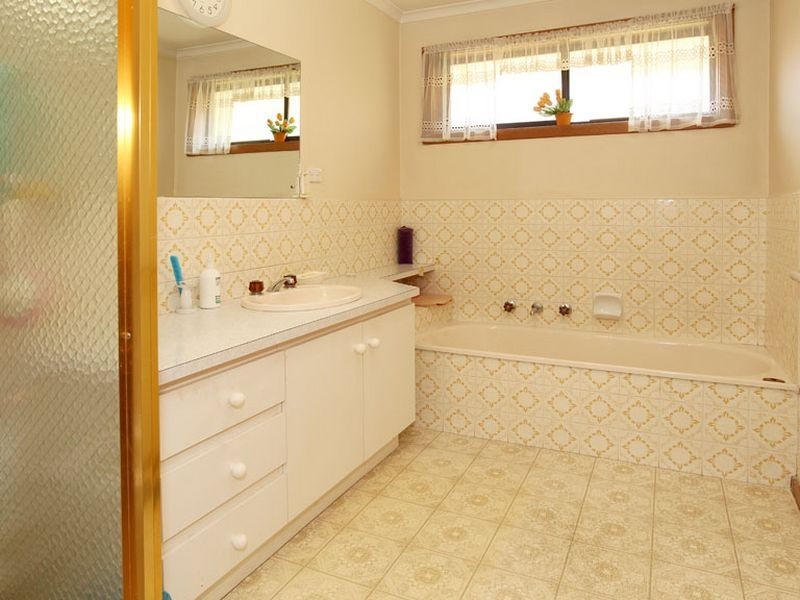 8 Edward Road, Chirnside Park VIC 3116