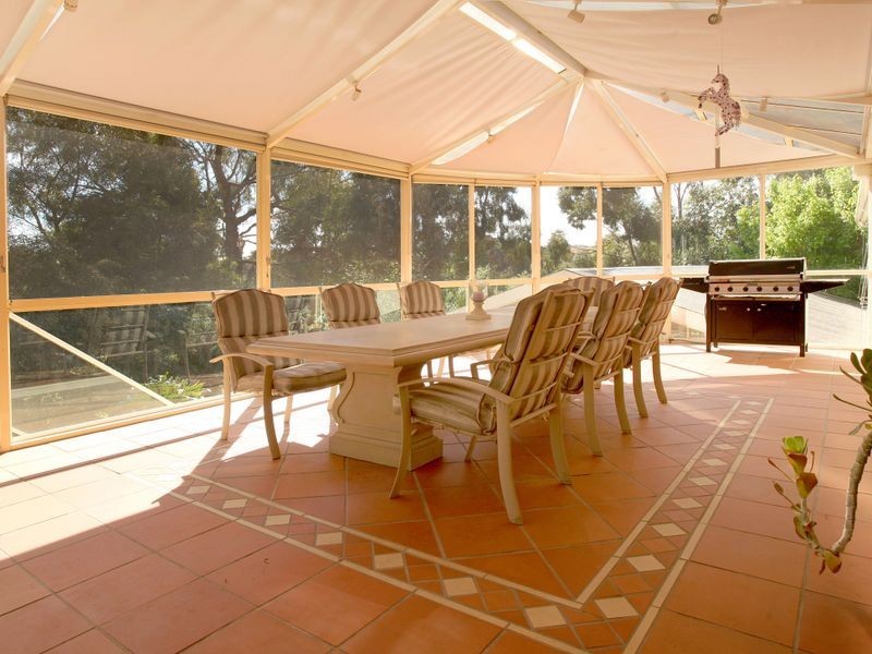 9 Honeysuckle Way, Chirnside Park VIC 3116