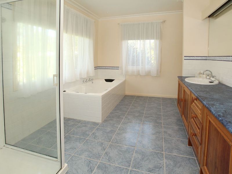 9 Honeysuckle Way, Chirnside Park VIC 3116