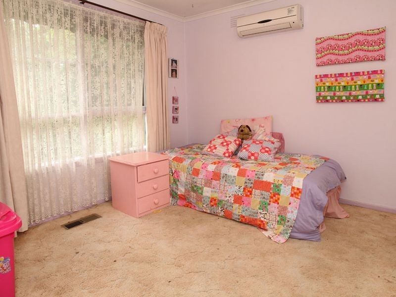 15 Landstrom Quadrant, Kilsyth VIC 3137