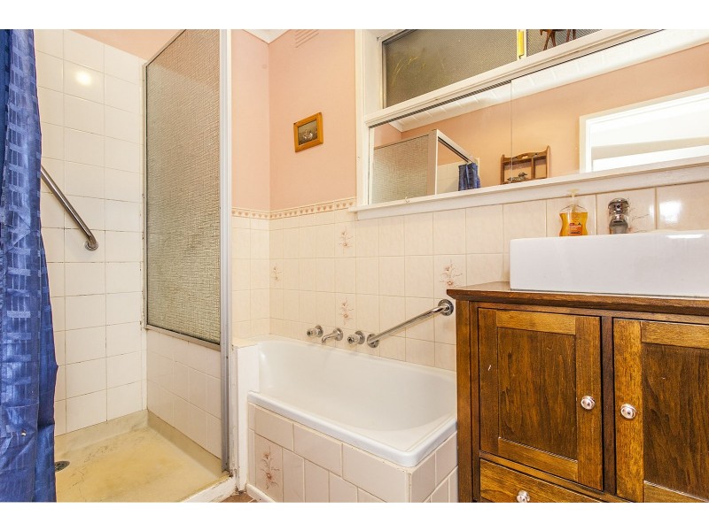 16 Winifred Road, Mooroolbark VIC 3138