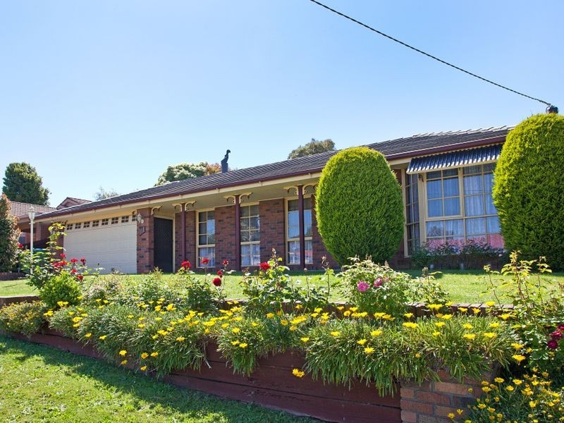 111 Langdale Drive, Croydon Hills VIC 3136