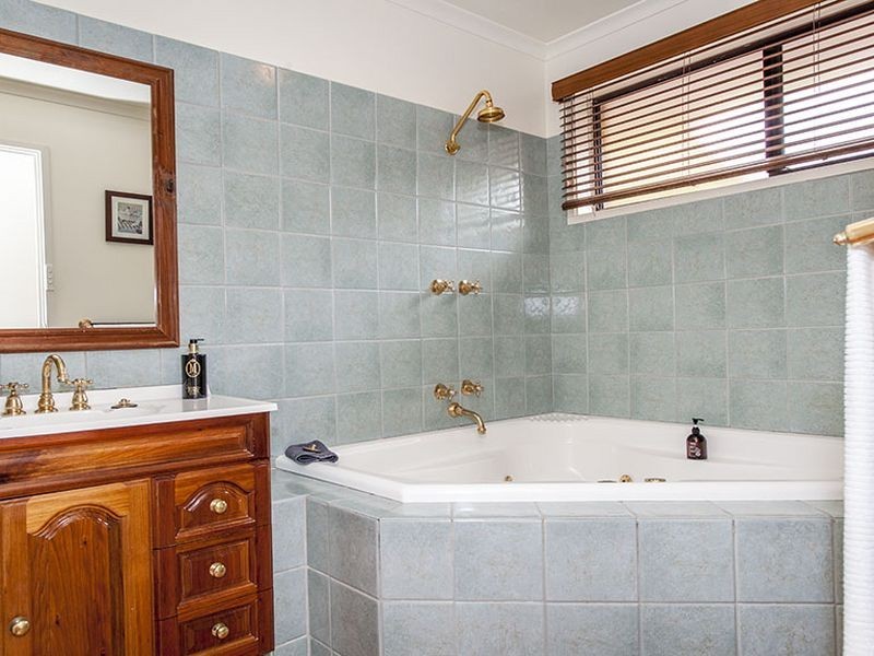 60 Zina Grove, Mooroolbark VIC 3138