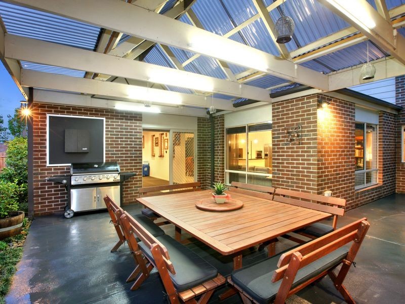 6 Hill View Rise, Mooroolbark VIC 3138