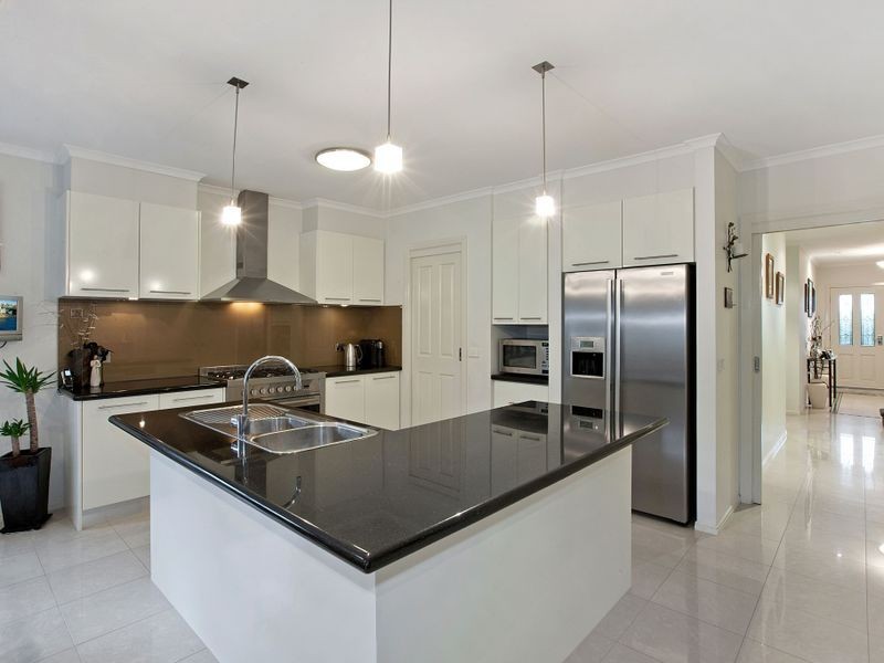 6 Hill View Rise, Mooroolbark VIC 3138