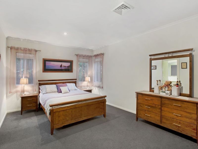 6 Hill View Rise, Mooroolbark VIC 3138