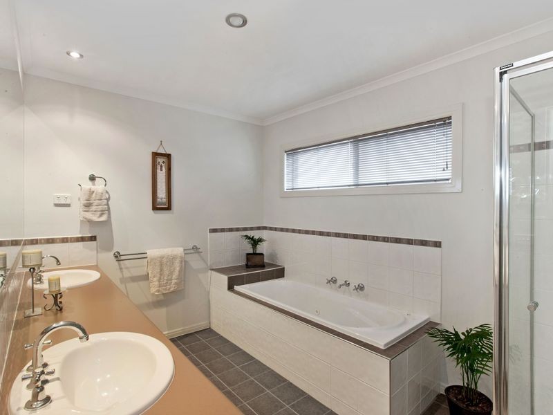 6 Hill View Rise, Mooroolbark VIC 3138
