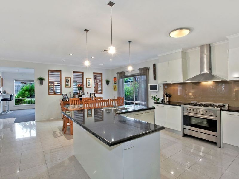 6 Hill View Rise, Mooroolbark VIC 3138