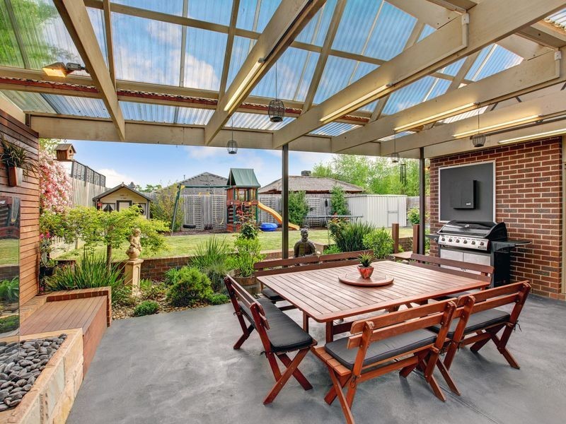 6 Hill View Rise, Mooroolbark VIC 3138