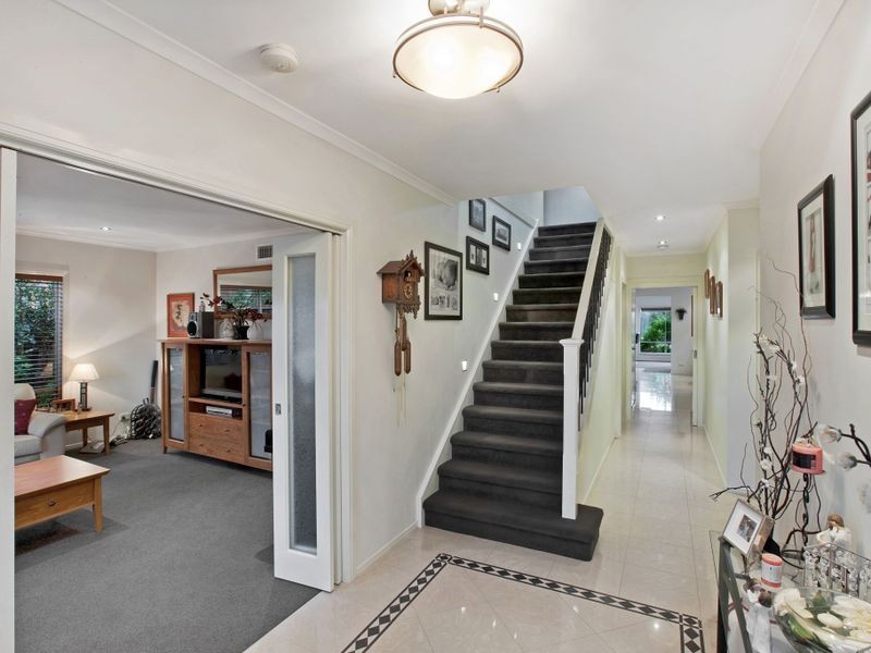 6 Hill View Rise, Mooroolbark VIC 3138