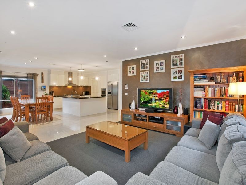 6 Hill View Rise, Mooroolbark VIC 3138