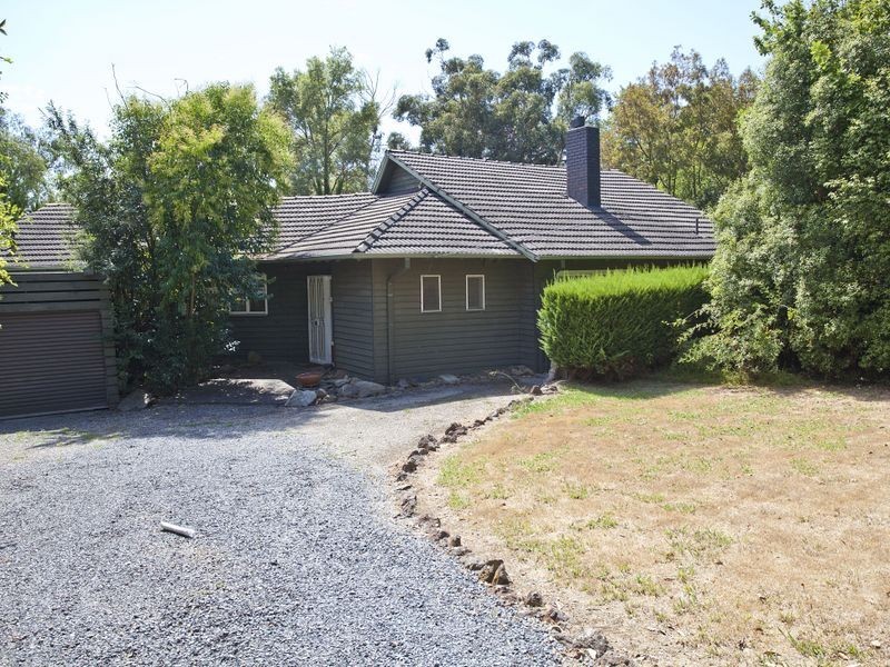 33 Cambridge Road, Mooroolbark VIC 3138