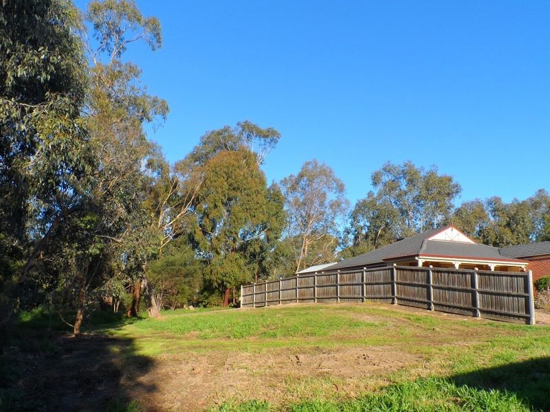 11 Charlwood Drive, Mooroolbark VIC 3138