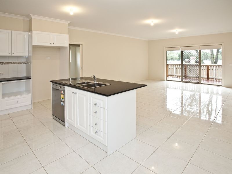 2/11 Esther Crescent, Mooroolbark VIC 3138