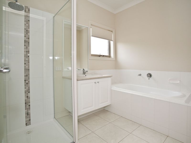 2/11 Esther Crescent, Mooroolbark VIC 3138