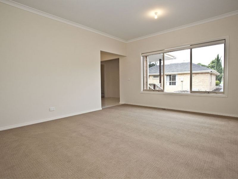 2/11 Esther Crescent, Mooroolbark VIC 3138