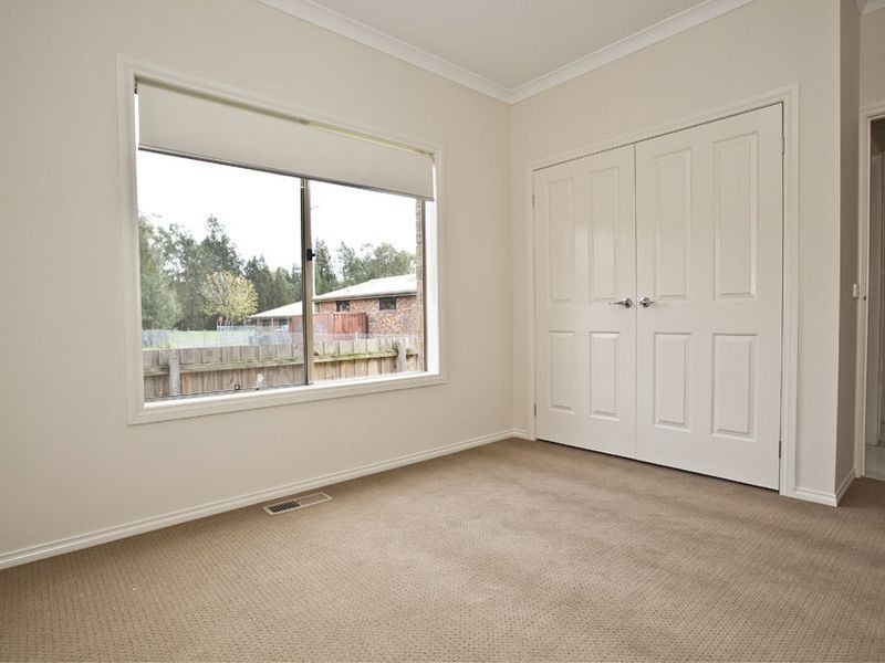 2/11 Esther Crescent, Mooroolbark VIC 3138