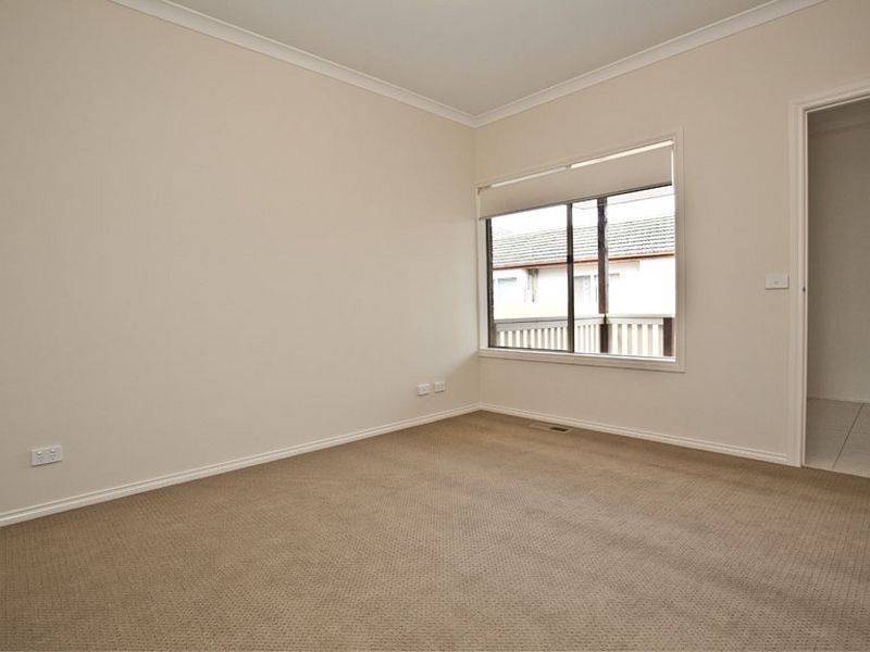 2/11 Esther Crescent, Mooroolbark VIC 3138