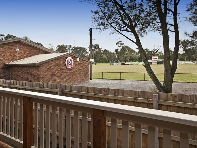 2/11 Esther Crescent, Mooroolbark VIC 3138