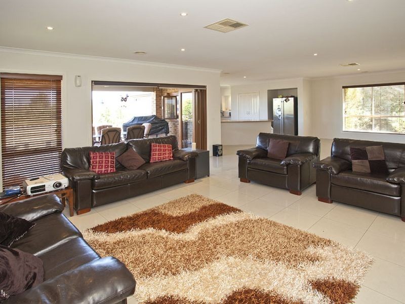 45 Valley Park Drive, Mooroolbark VIC 3138