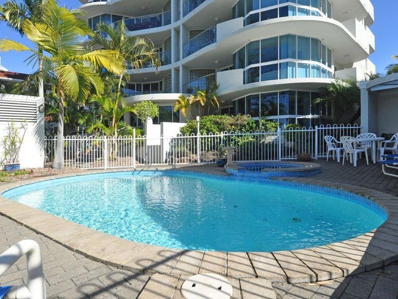 2/204 Marine Parade, Labrador QLD 4215