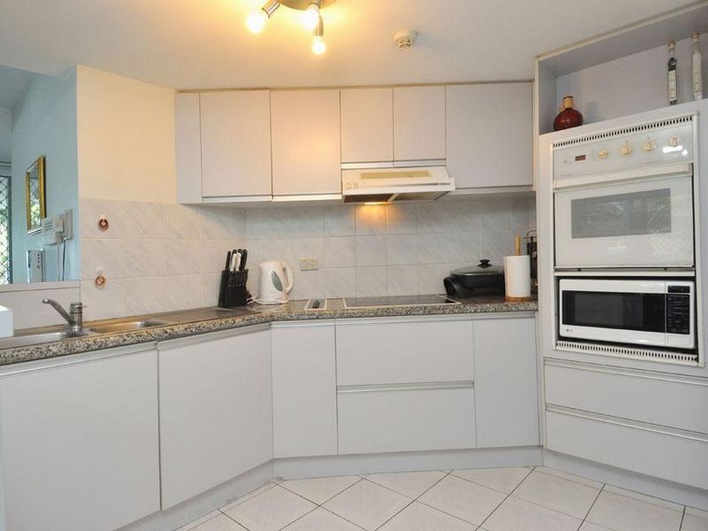 2/204 Marine Parade, Labrador QLD 4215