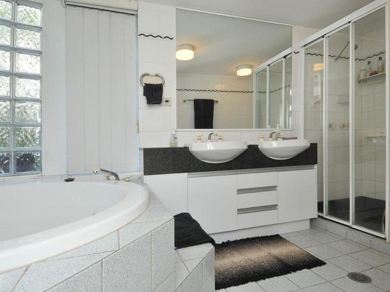 2/204 Marine Parade, Labrador QLD 4215