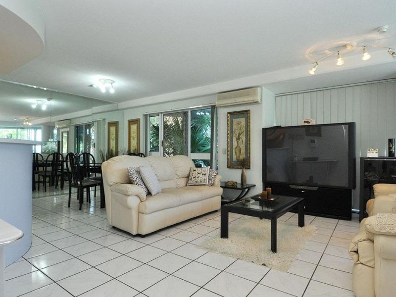 2/204 Marine Parade, Labrador QLD 4215