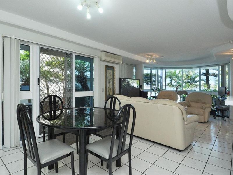 2/204 Marine Parade, Labrador QLD 4215