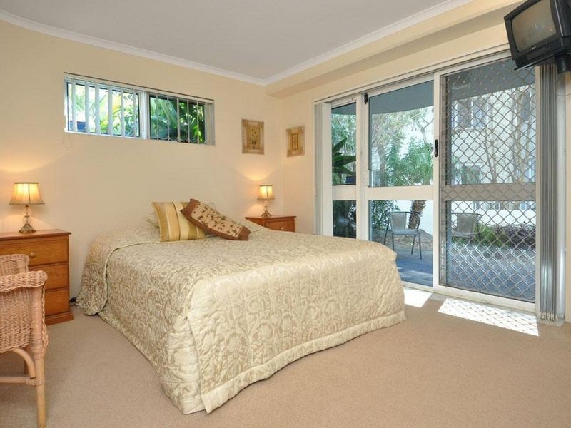 2/204 Marine Parade, Labrador QLD 4215