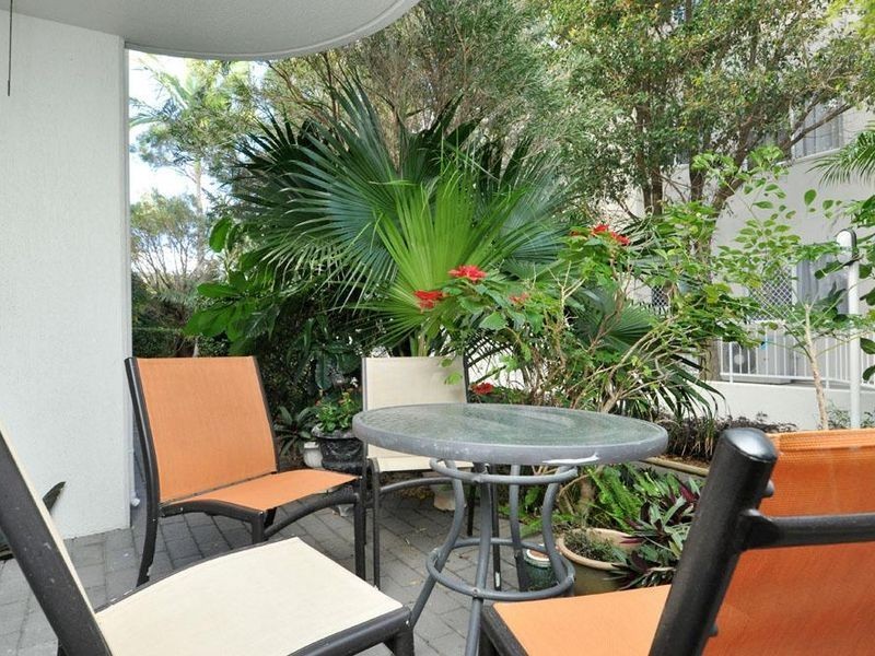 2/204 Marine Parade, Labrador QLD 4215