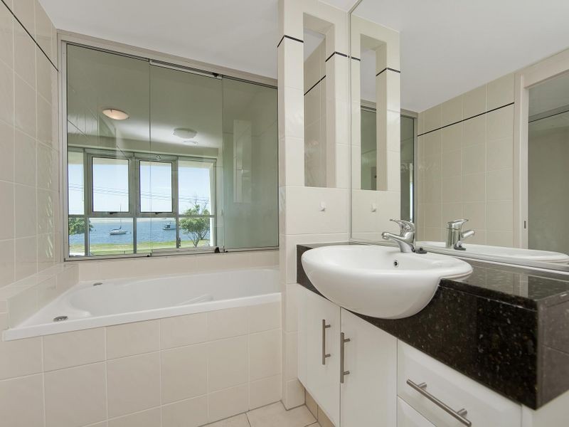 5/242 Marine Parade, Labrador QLD 4215