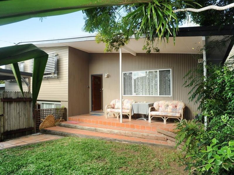 11 Palmer Drive, Labrador QLD 4215