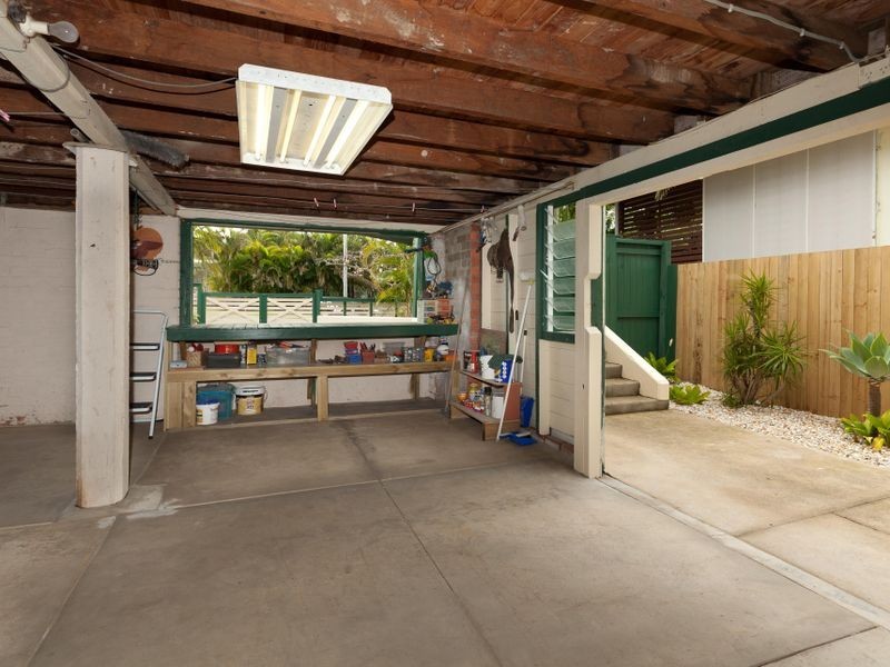 8 Heydon Avenue, Labrador QLD 4215