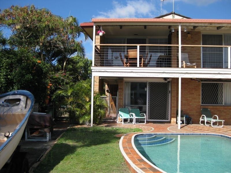 25 Vaggelas Crescent, Biggera Waters QLD 4216