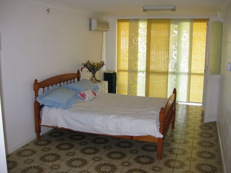 25 Vaggelas Crescent, Biggera Waters QLD 4216