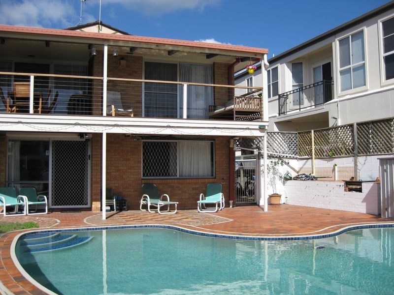 25 Vaggelas Crescent, Biggera Waters QLD 4216