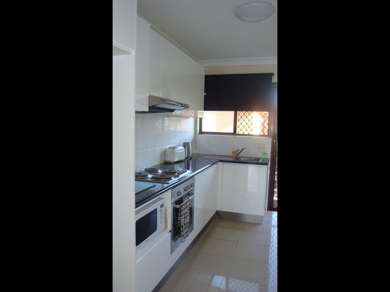 2/18 Sutherland Avenue, Labrador QLD 4215