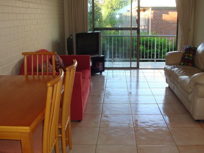 2/18 Sutherland Avenue, Labrador QLD 4215