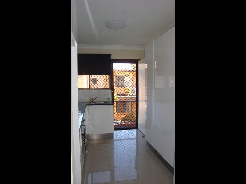 2/18 Sutherland Avenue, Labrador QLD 4215