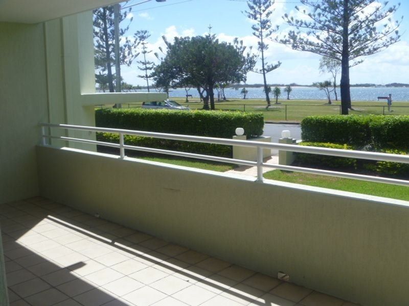 2/194 Marine Parade, Labrador QLD 4215