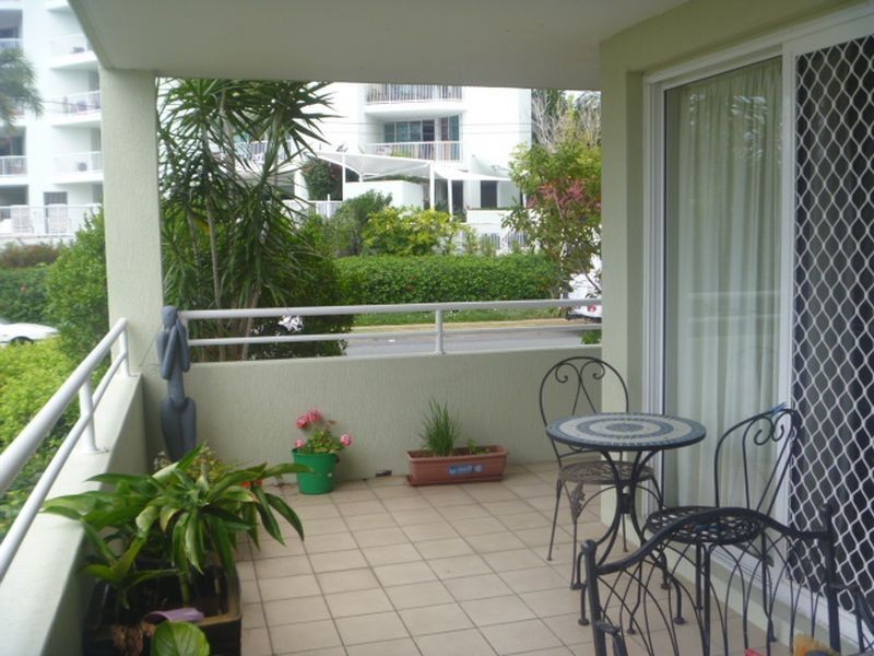 2/194 Marine Parade, Labrador QLD 4215