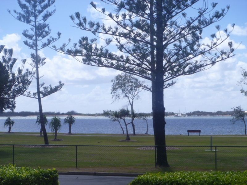 2/194 Marine Parade, Labrador QLD 4215