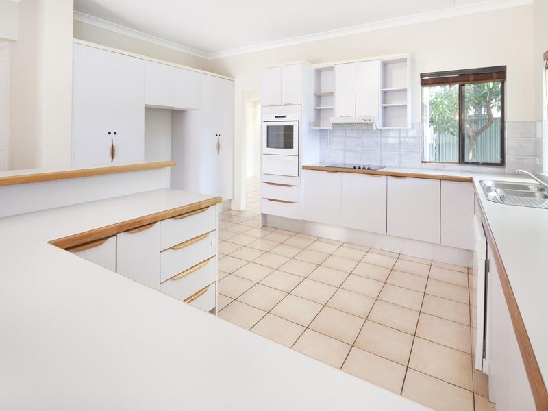 6 Thompson Street, Biggera Waters QLD 4216