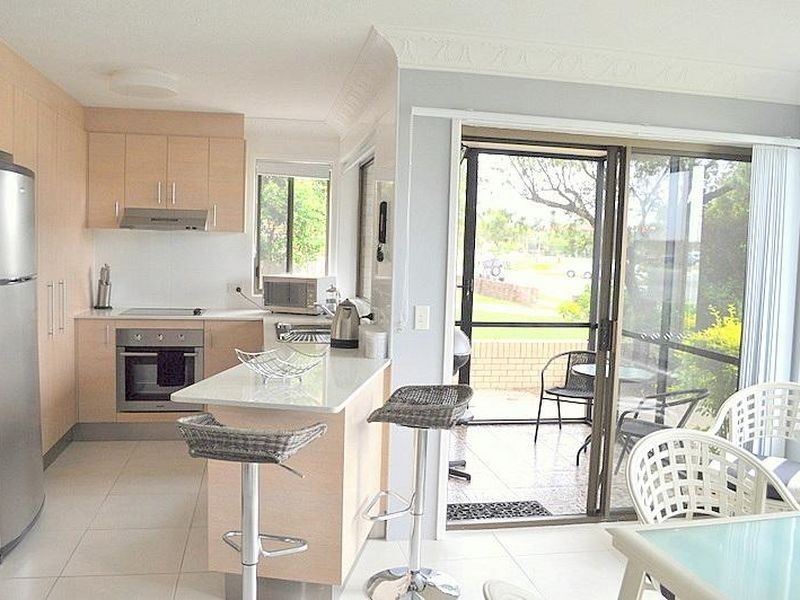 2/4 Broad Street, Labrador QLD 4215